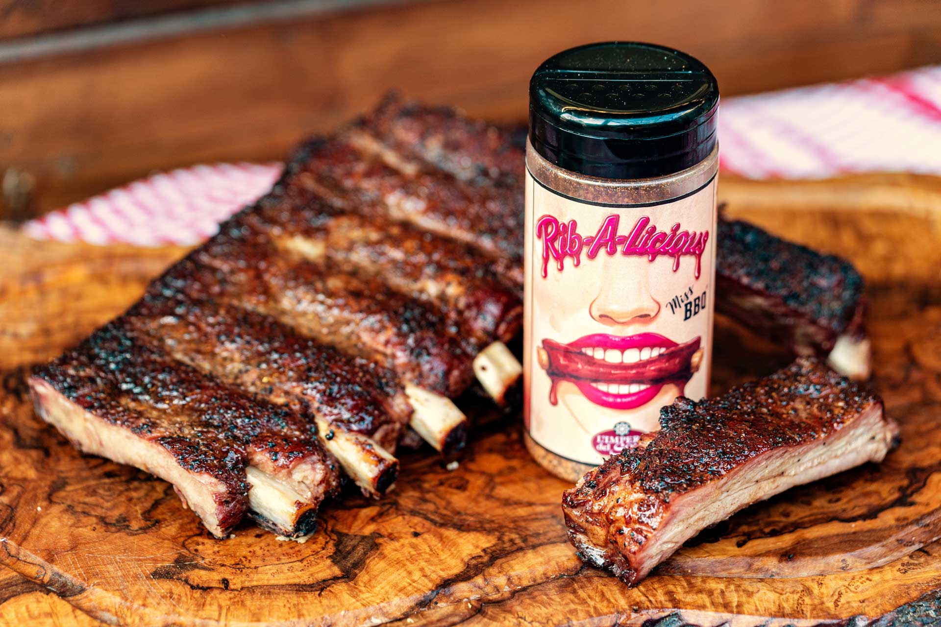 Rib-A-Licious spezia Miss BBQ con costine di maiale grigliate